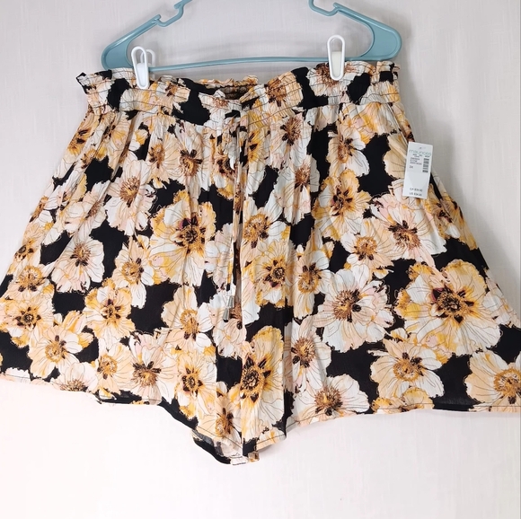 NWT Resort wear short pockets floral print Black Cream rayon Plus Size 2X. - Picture 14 of 15